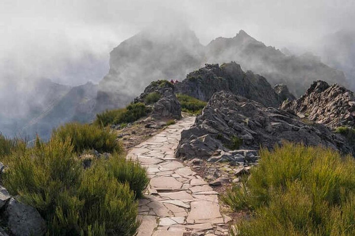 un camí de pedra al vessant d'una muntanya