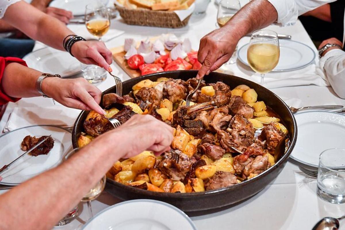 un grup de persones preparant un àpat a taula