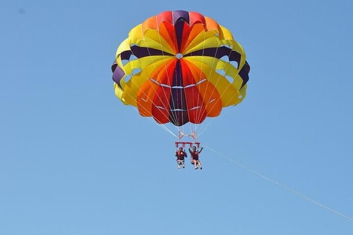 egy színes hőlégballon az égen