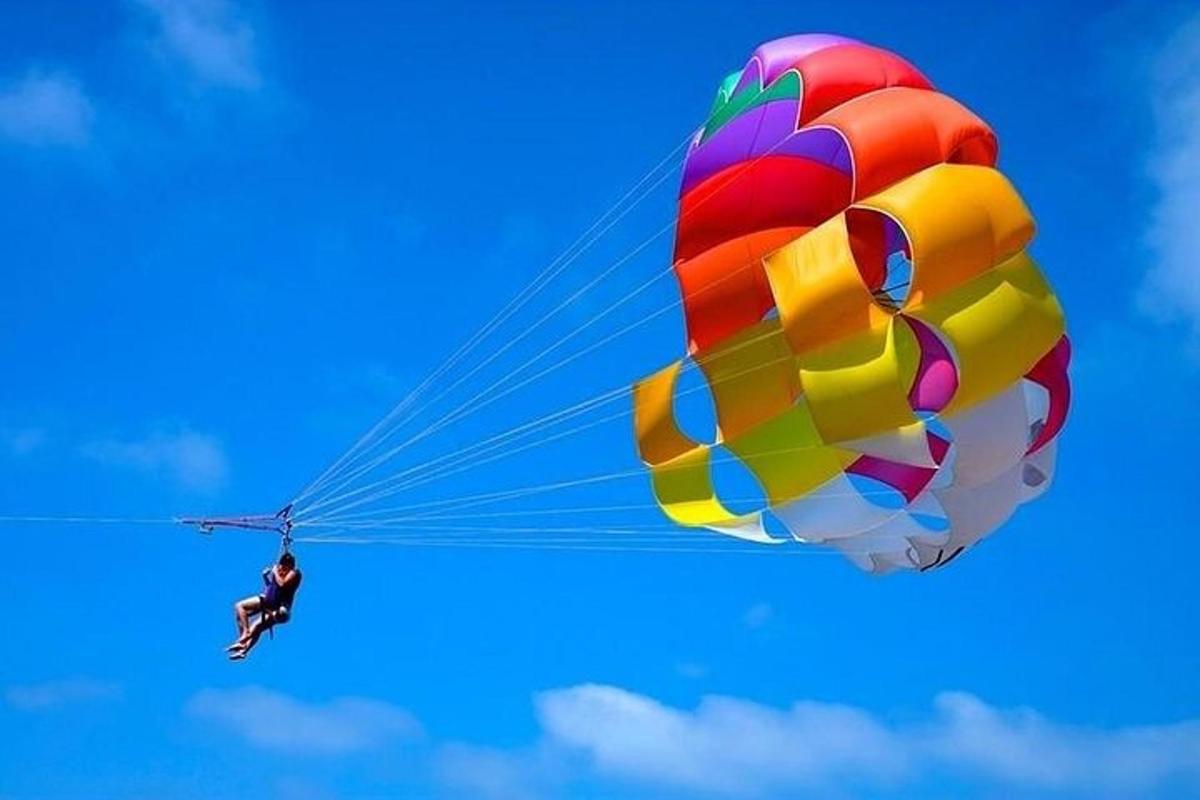 شخص يركب مظلة في السماء