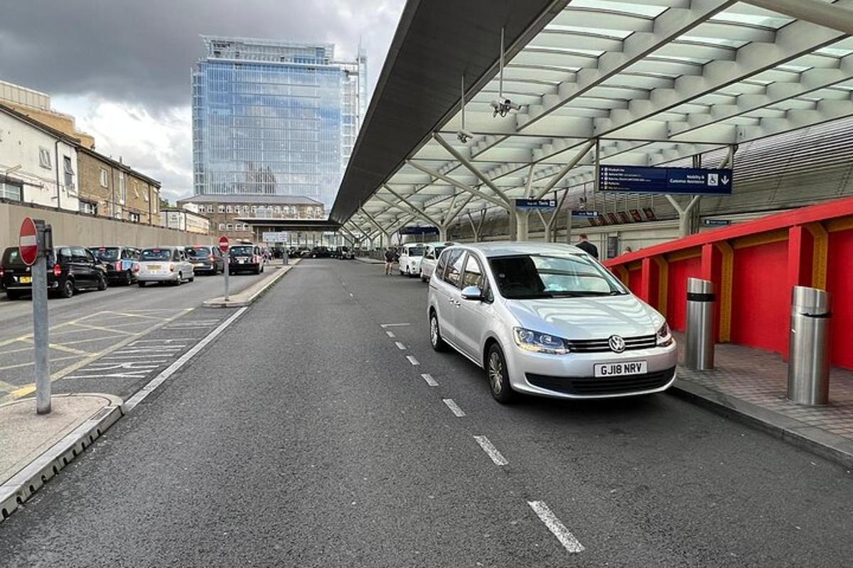 una piccola auto parcheggiata sul ciglio di una strada