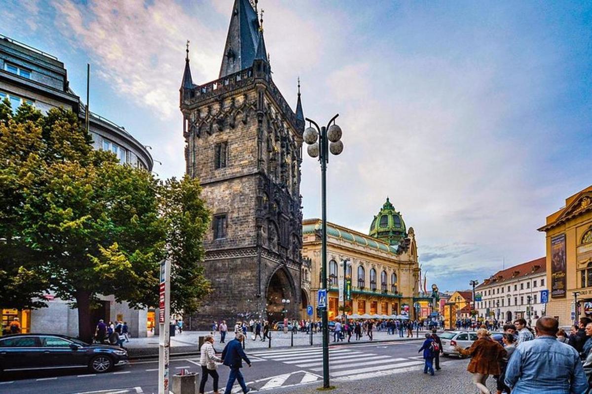 egy magas torony egy városban, amelynek utcáin emberek sétálnak