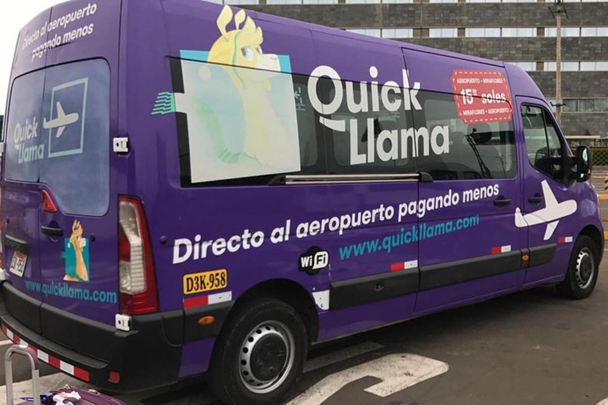 un camion viola è parcheggiato in un parcheggio