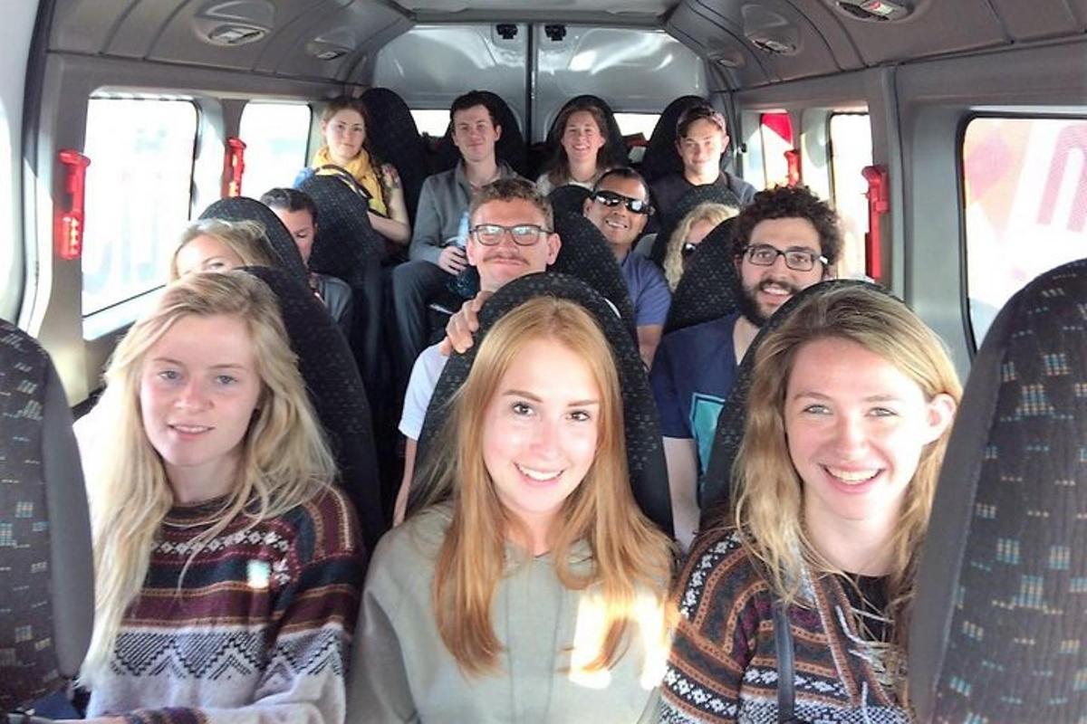un gruppo di persone sedute su un autobus