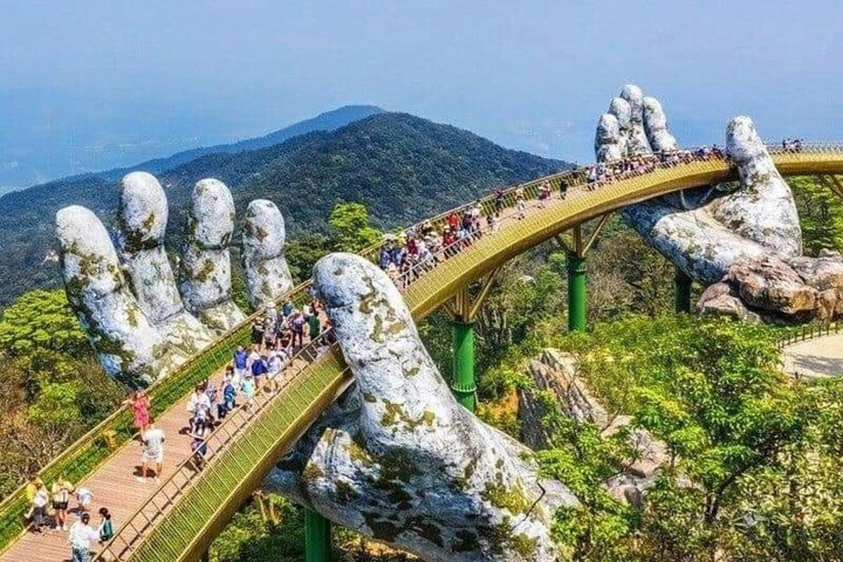 eine Gruppe von Menschen überquert eine Brücke in den Händen