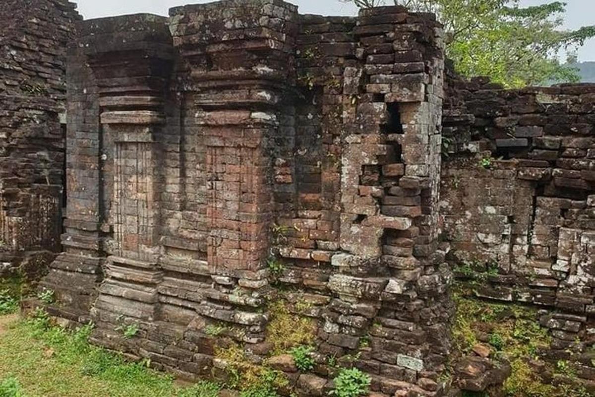 un vecchio muro di mattoni con una porta al suo interno