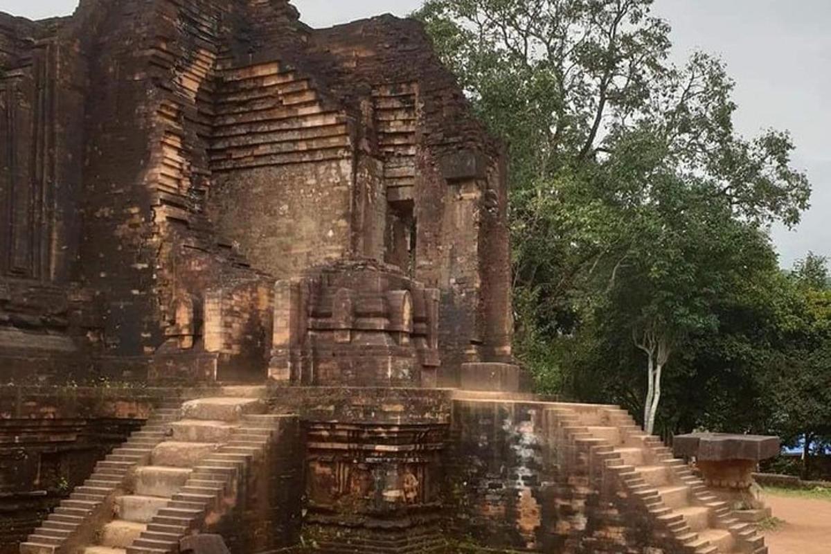 un vecchio edificio con l'acqua di fronte