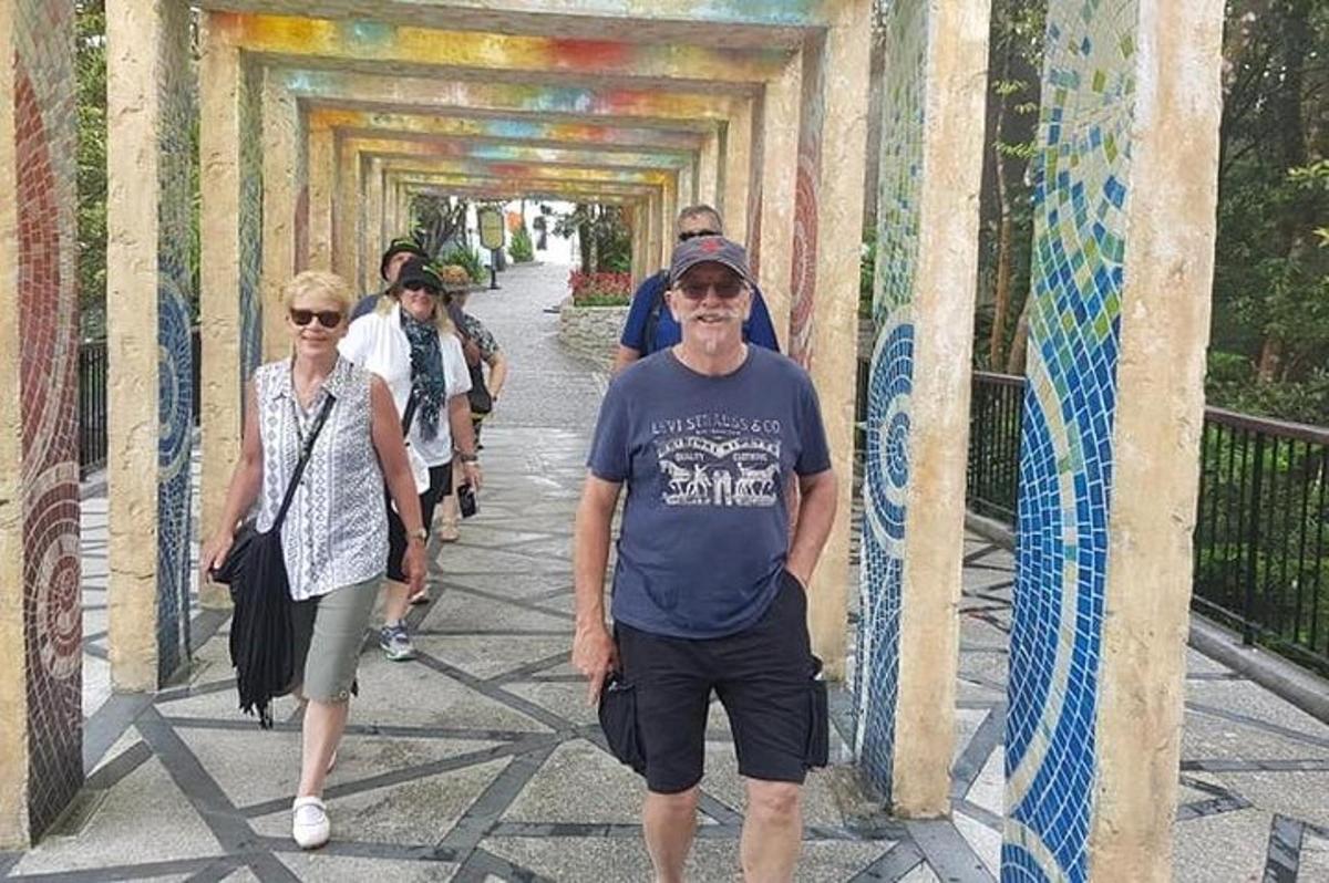 eine Gruppe von Menschen, die über eine Brücke gehen