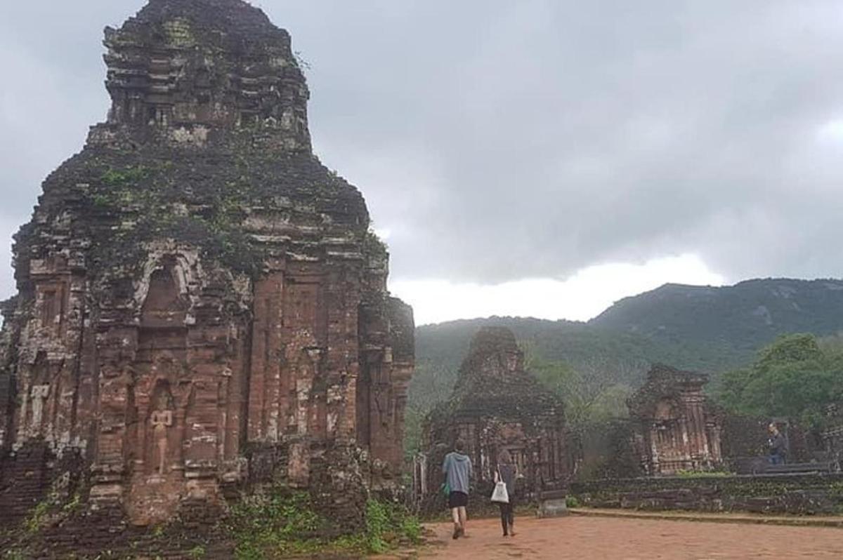 un gruppo di persone che camminano davanti ai templi