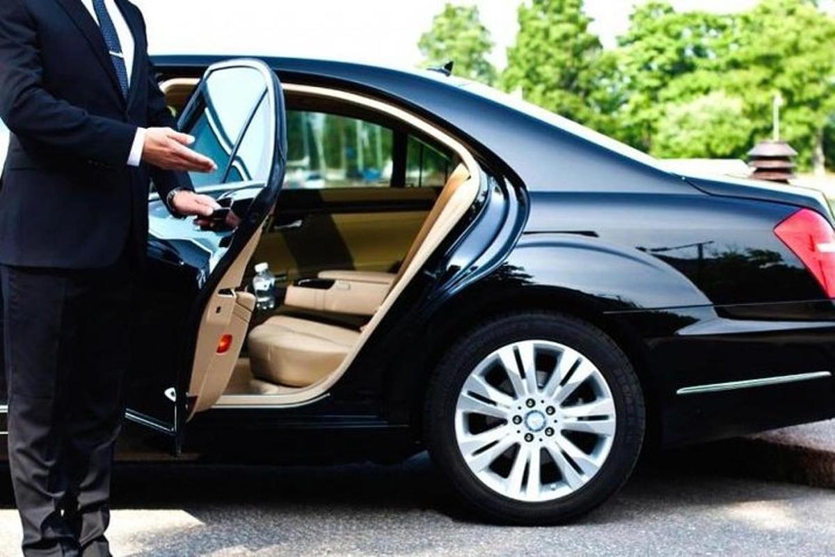 um homem de terno entrando em um carro