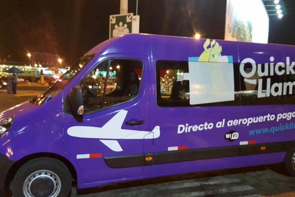 un camioncino di cibo viola parcheggiato in un parcheggio