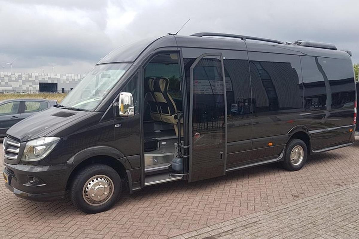 črn kombi parkiran na parkirišču