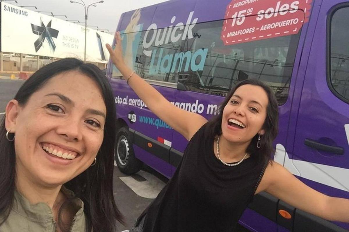 dvě ženy stojící před fialovým autobusem