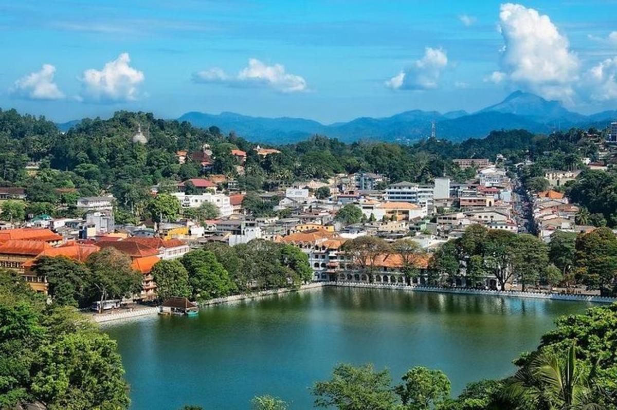 Una vista de una ciudad con una gran masa de agua.
