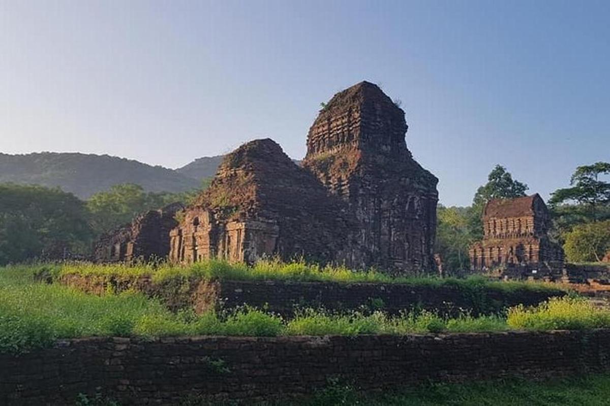 un grup de grans edificis de pedra en un camp