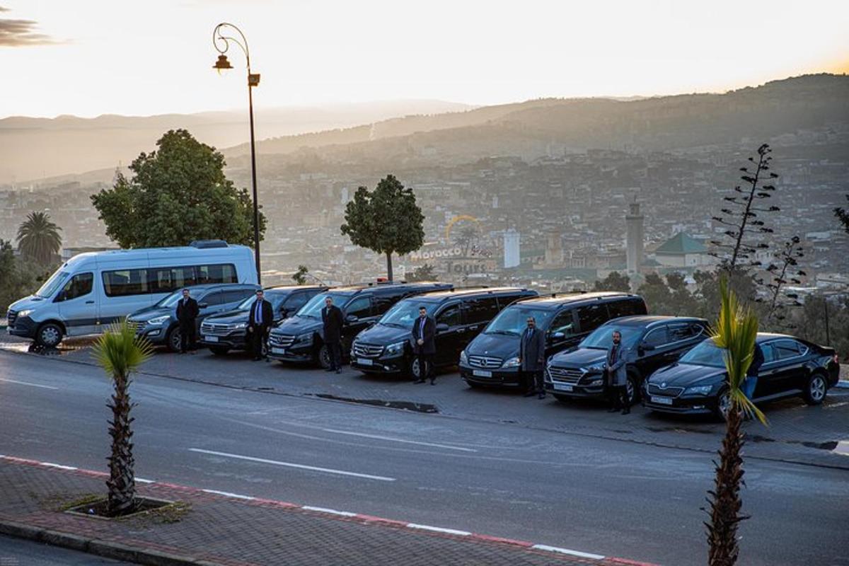 uma fileira de carros estacionados em um estacionamento