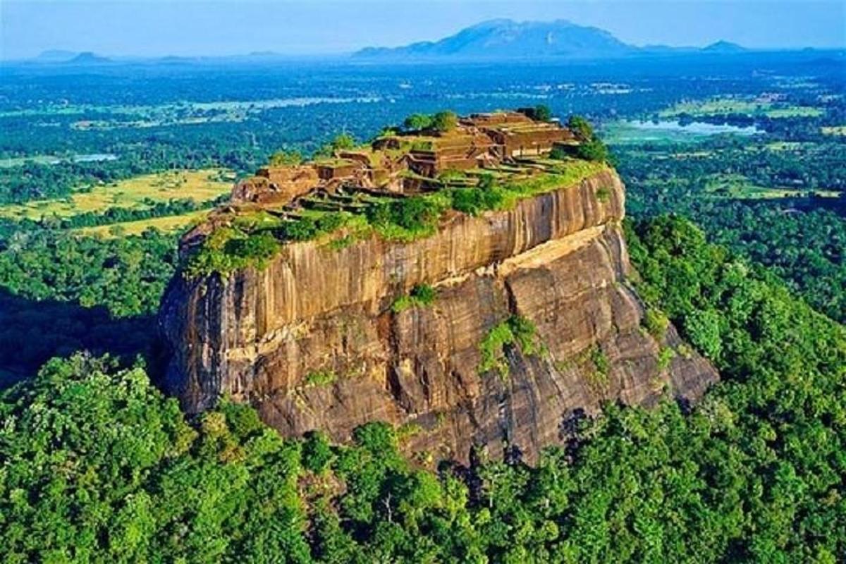 un monastero in cima a una scogliera rocciosa