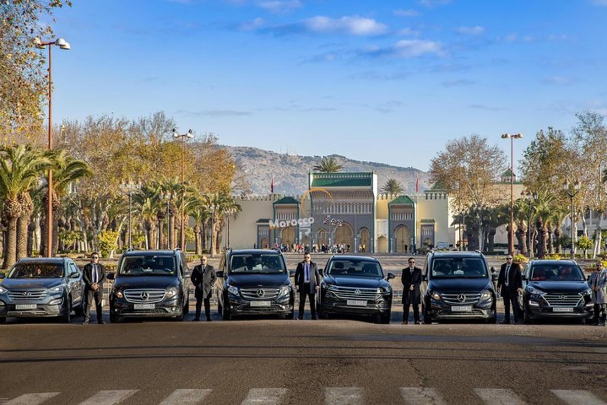 um grupo de carros estacionados em um estacionamento