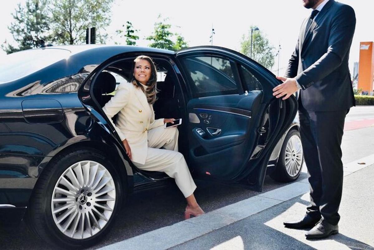 Un hombre y una mujer saliendo de un coche