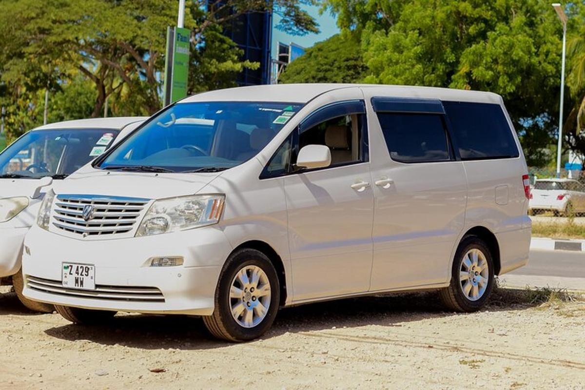 sebuah van putih diletakkan di tempat letak kereta