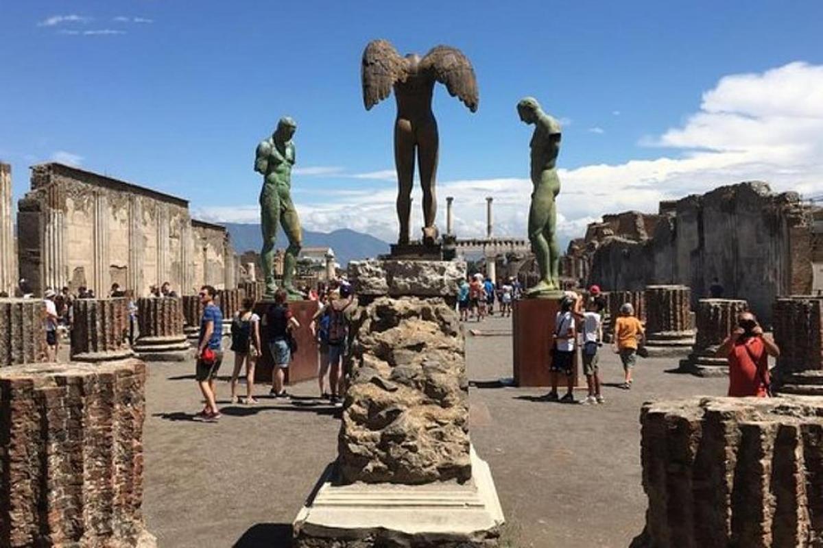 un grup de persones al voltant d'una estàtua