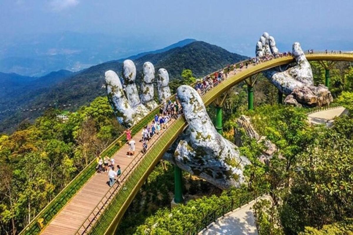 un gruppo di persone su un ponte in montagna
