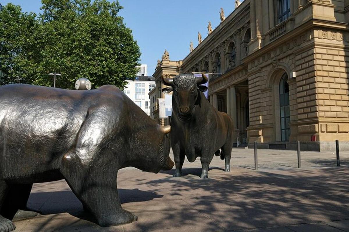 a statue of a bull and a bear in front of a building