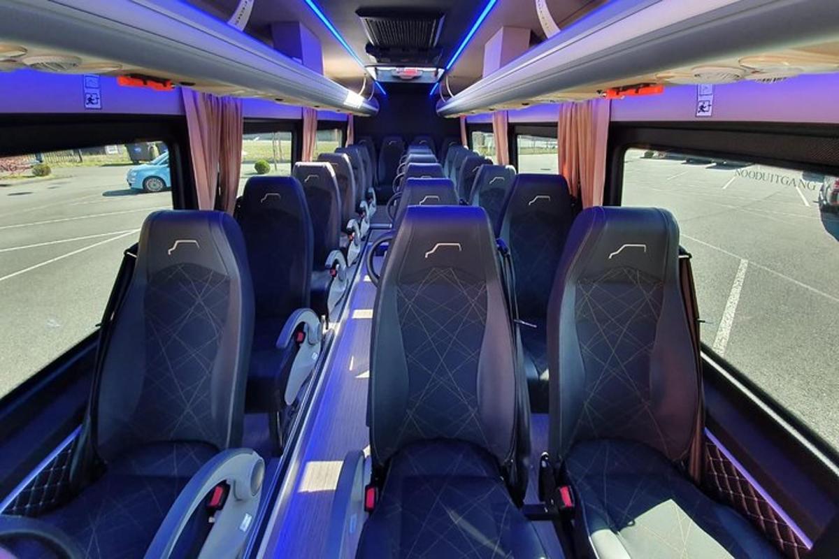 řada prázdných sedadel v autobuse