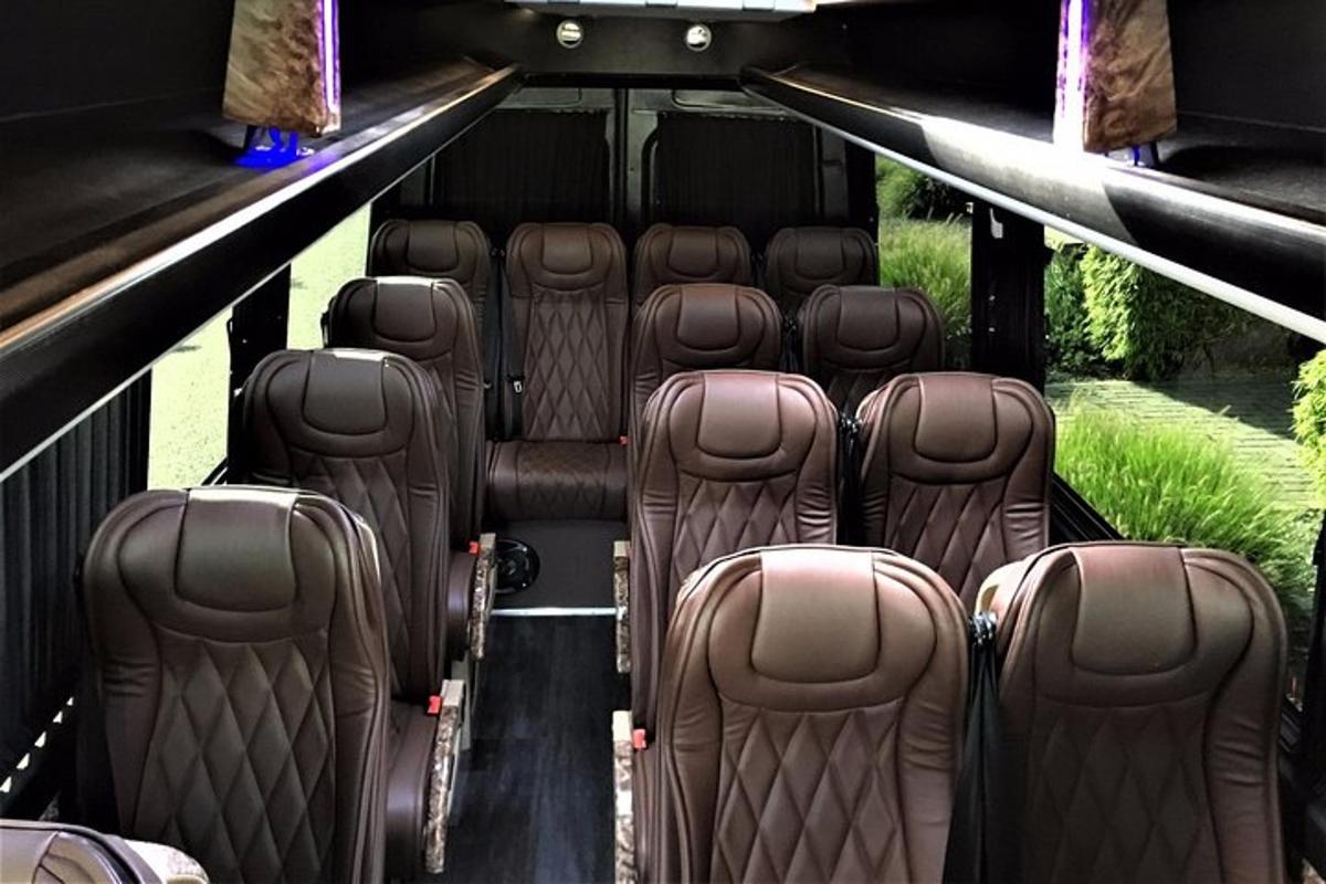 skupina prázdných sedadel v zadní části autobusu