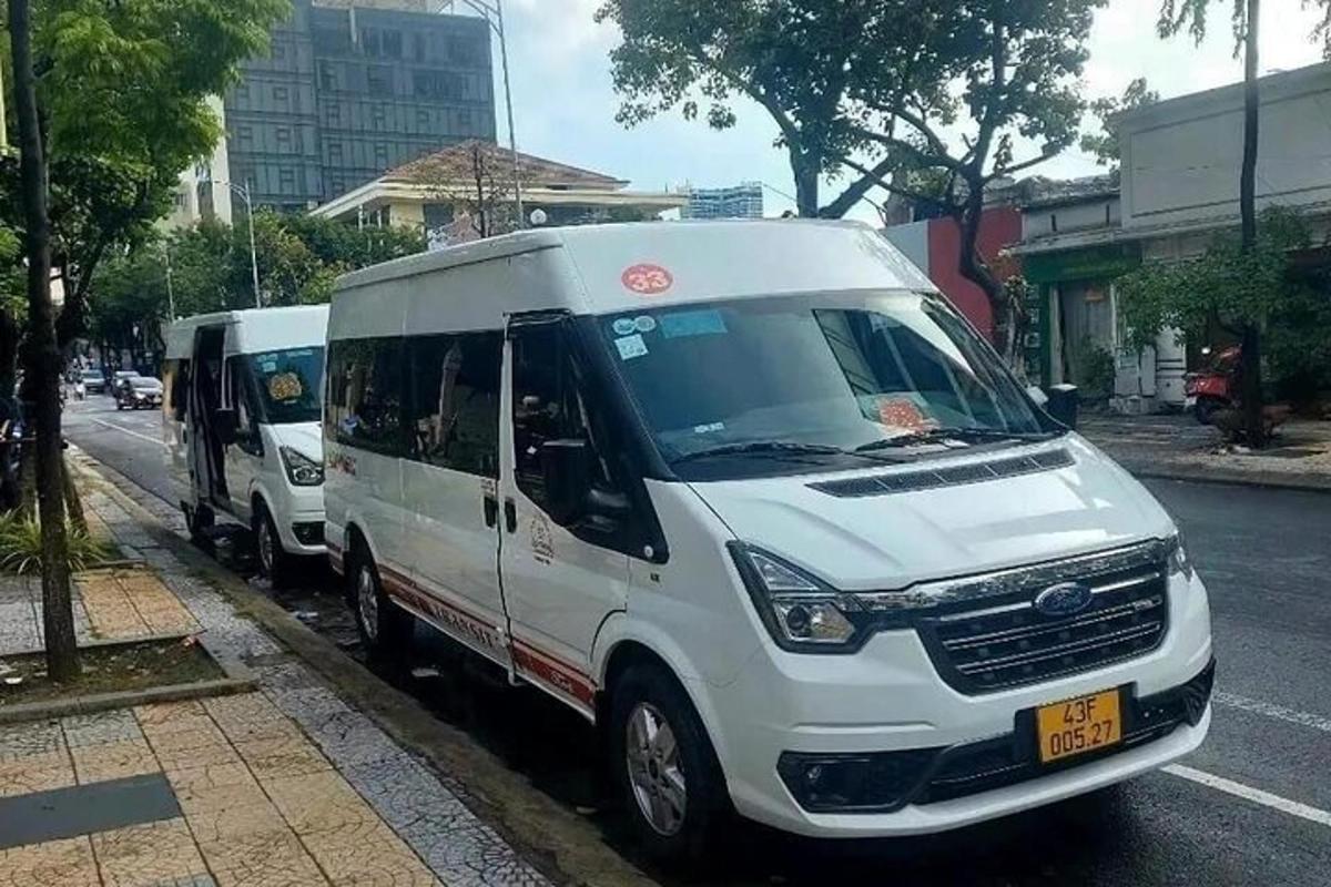 dua buah van putih diletakkan di tepi jalan