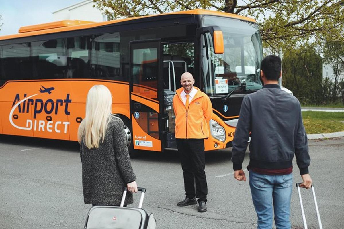 tři lidé stojící před autobusem