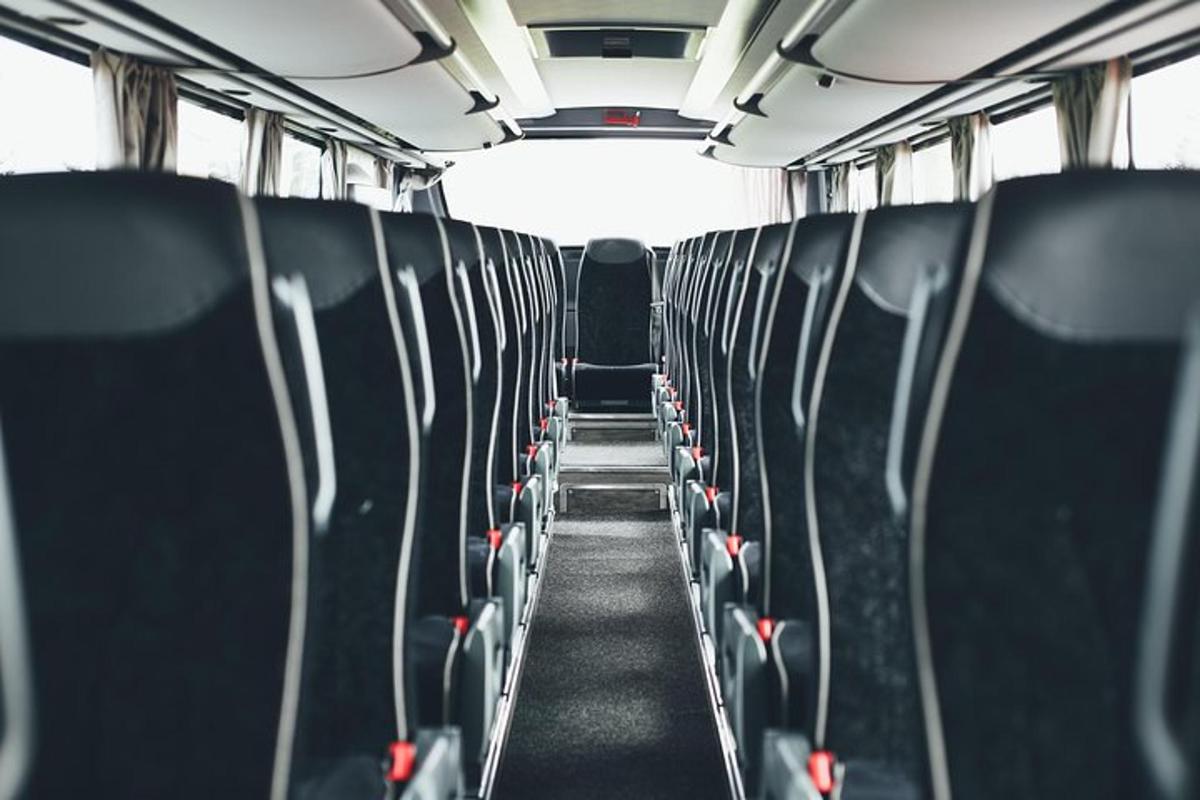 prázdný autobus s volnými sedadly v autobuse
