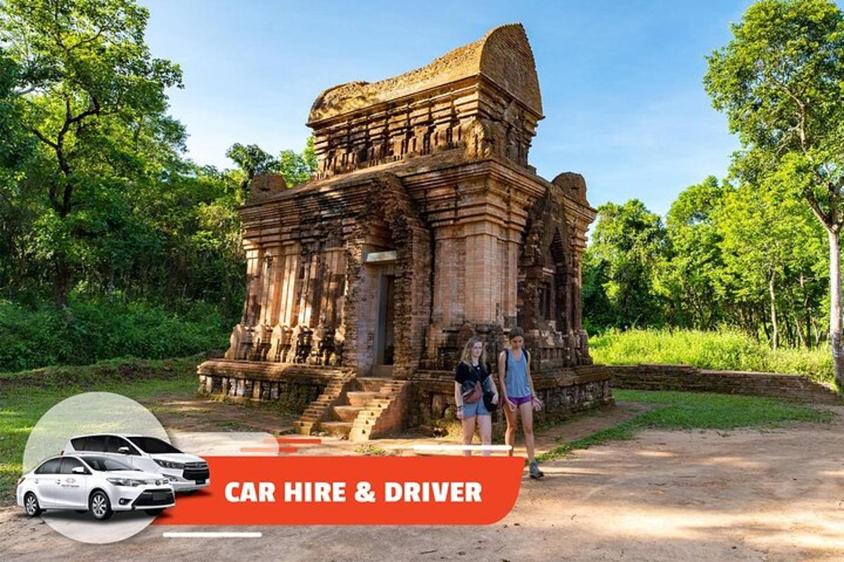 Dos personas de pie delante de un coche de alquiler y su conductor.