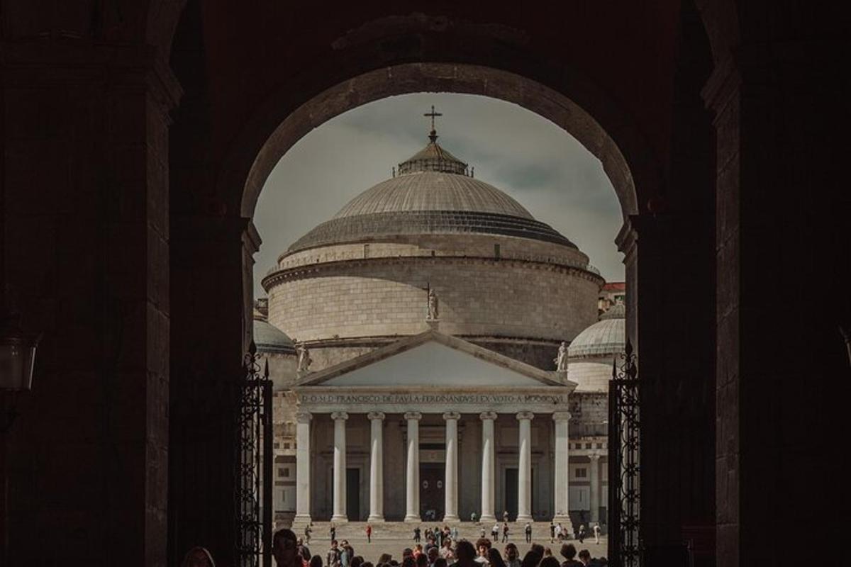 un arc amb un edifici al fons