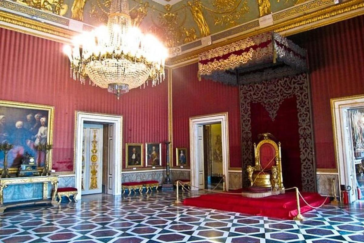 una gran habitació amb parets vermelles i un llum de sostre