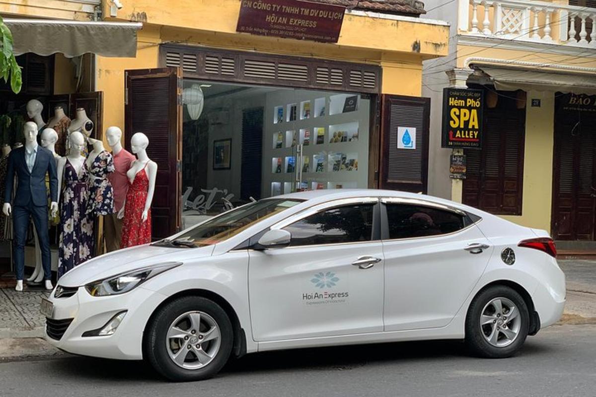biele auto zaparkované pred obchodom