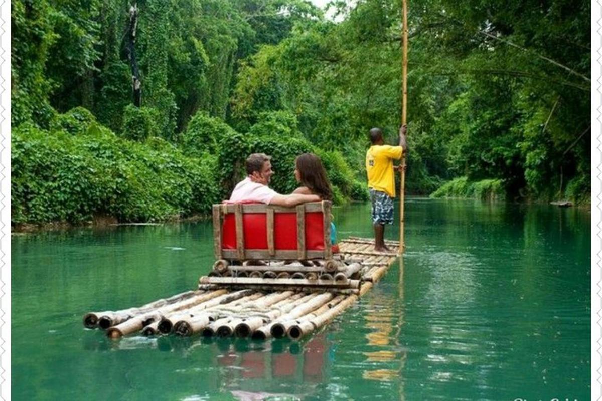 sekumpulan orang duduk di atas buaian di sungai