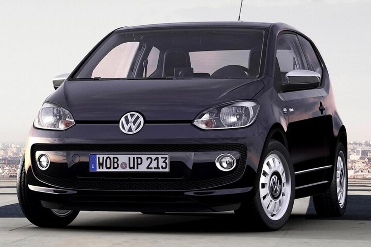 grár Volkswagen-bíll lagður á bílastæði