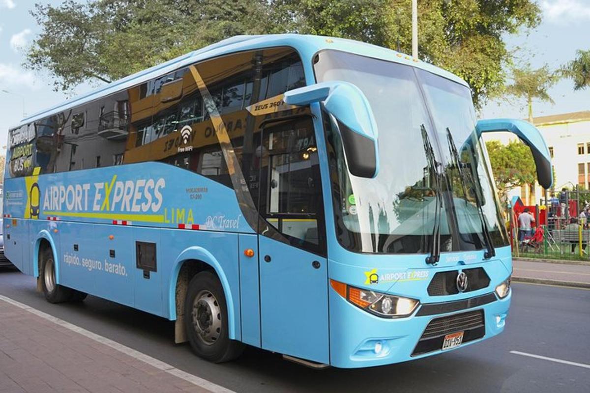Un autobús azul circula por la calle