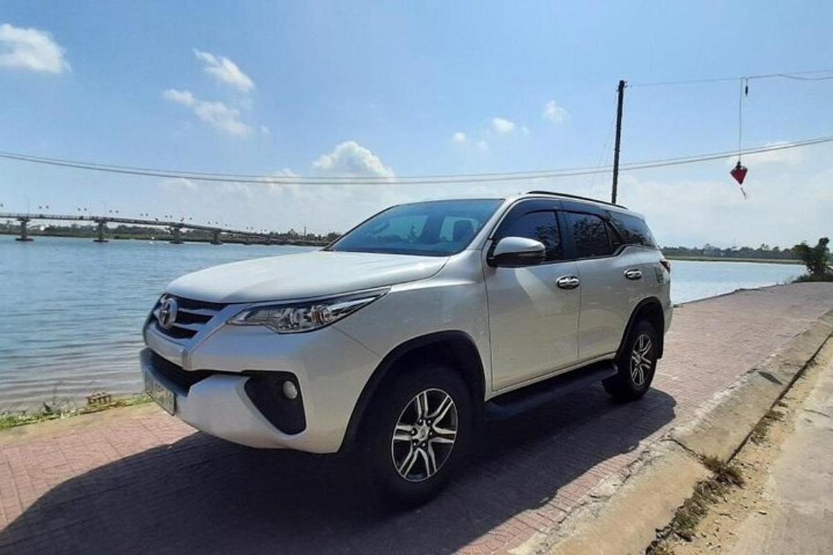 un SUV argentato parcheggiato accanto a uno specchio d'acqua