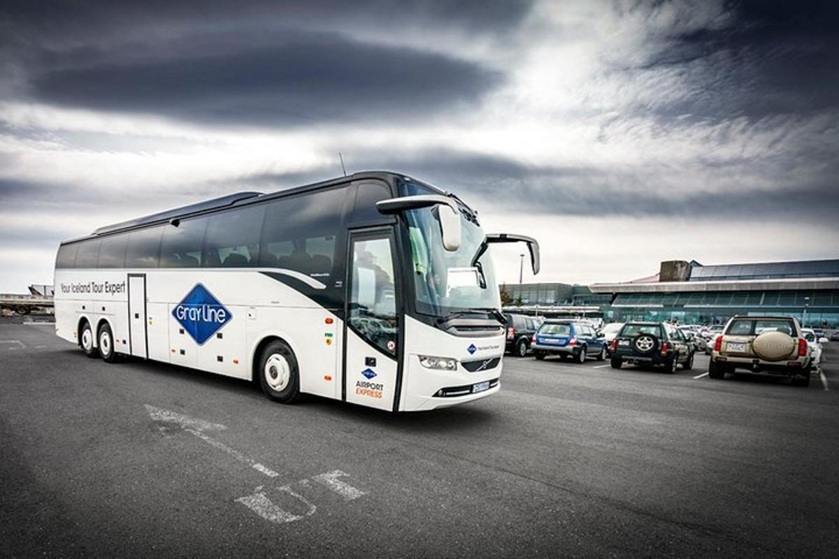 un autobus bianco è parcheggiato in un parcheggio