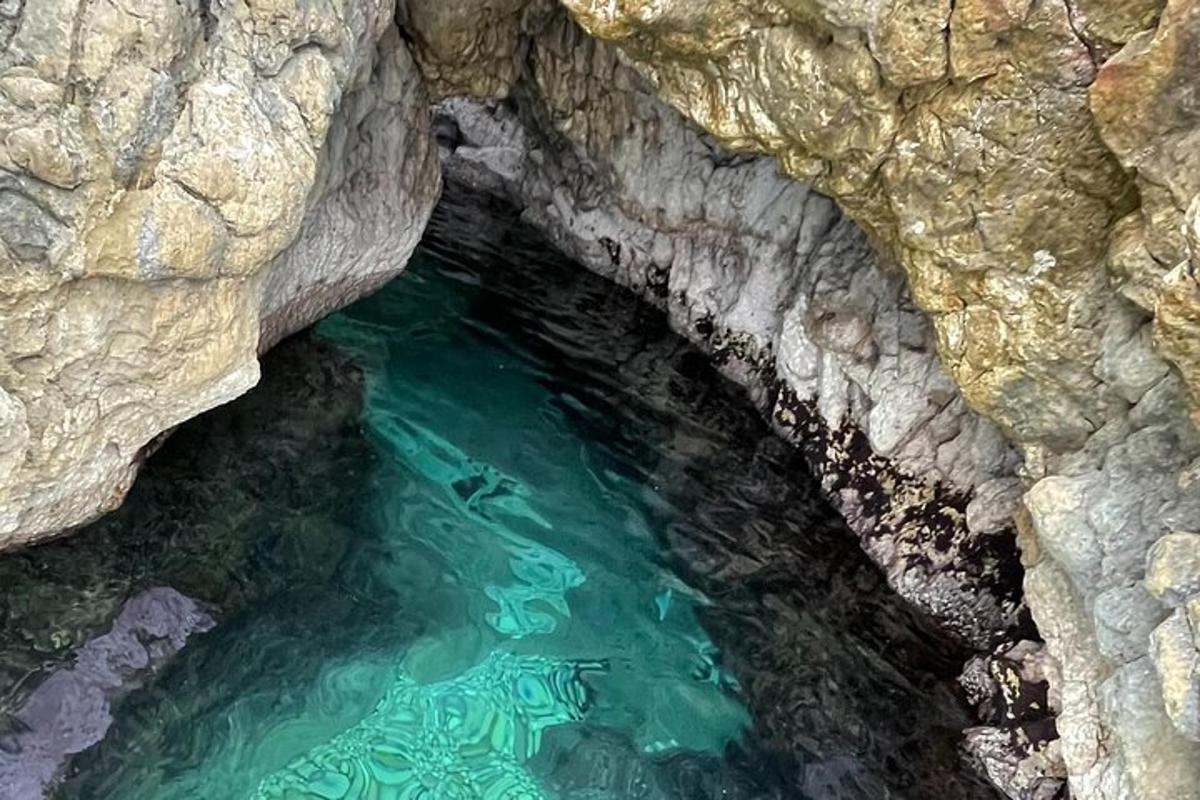 μια λίμνη νερού σε μια σπηλιά βράχου