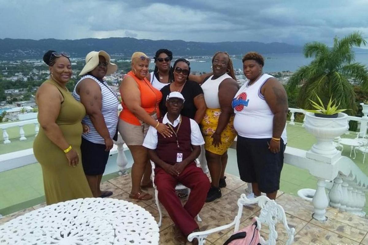 Un grupo de personas posando para una foto en un tejado.