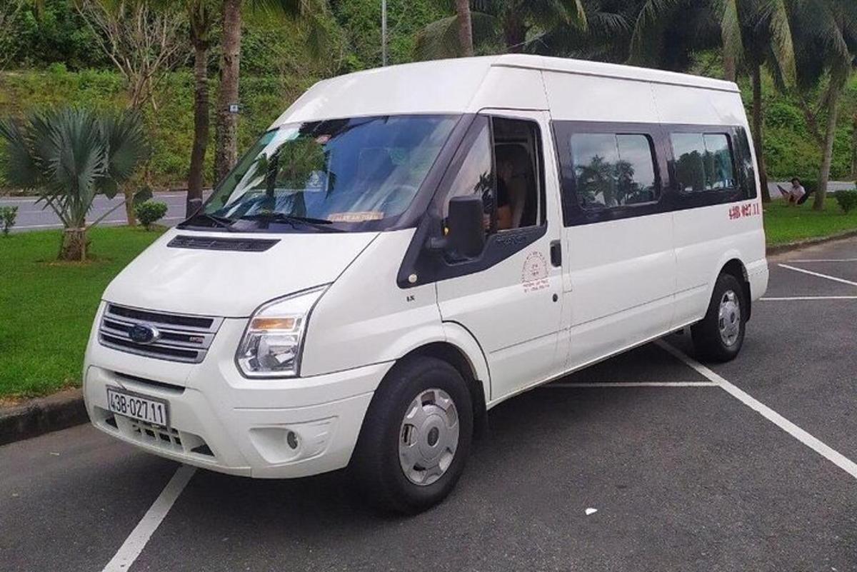 un furgone bianco parcheggiato in un parcheggio