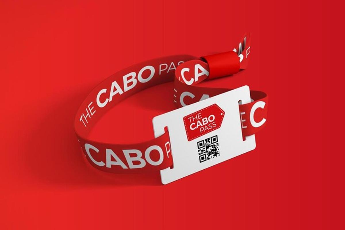 uma embalagem vermelha de colgate com uma lata de coca-cola