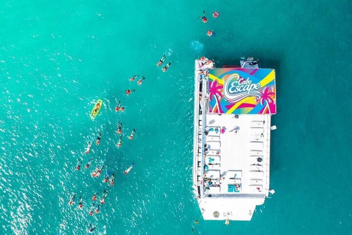 um grupo de pessoas em um barco na água
