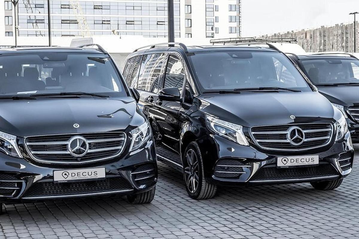 dwa samochody zaparkowane obok siebie na parkingu