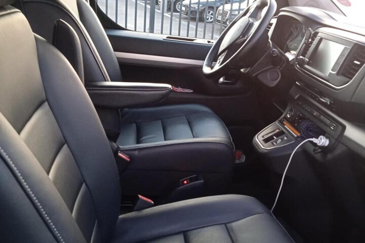 ein Blick auf die Rücksitze eines Autos