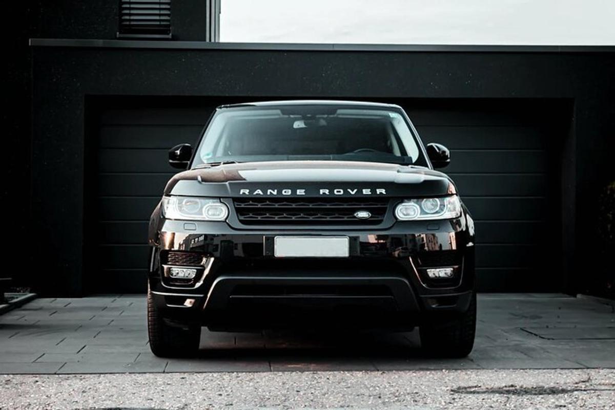 auto zaparkované před garáží