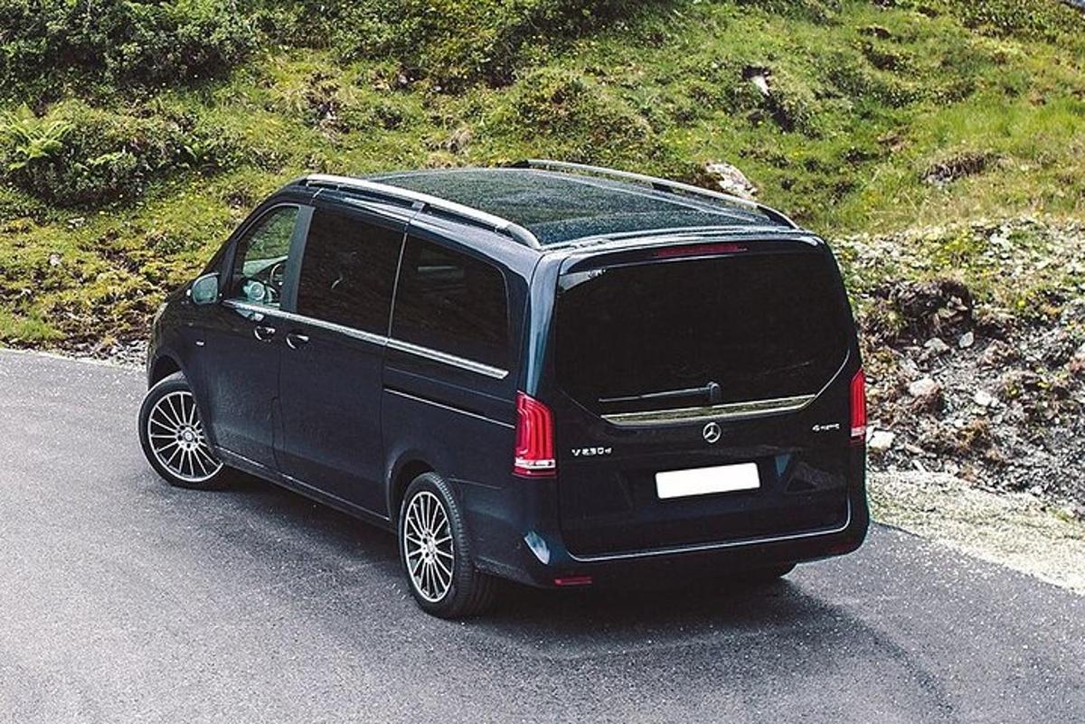 um SUV preto estacionado na beira de uma estrada